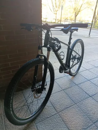 Bicicleta de montaña negra