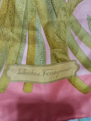 Foulard Salvatore Ferragamo floreale
