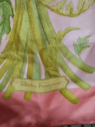 Foulard Salvatore Ferragamo floreale