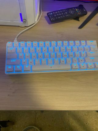 Ordenador con pantalla, teclado y ratón