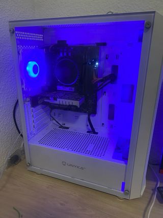 Ordenador con pantalla, teclado y ratón