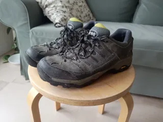 Zapatillas Bestard grises y verdes