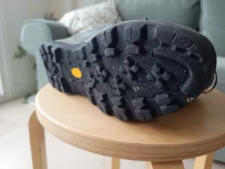 Zapatillas Bestard grises y verdes