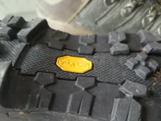 Zapatillas Bestard grises y verdes