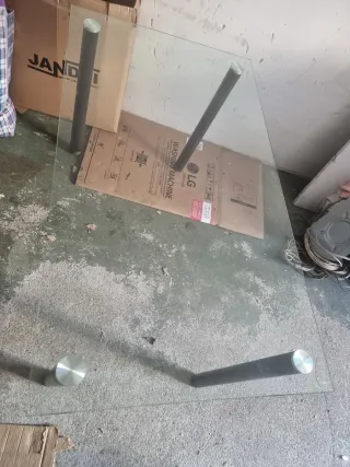 Mesa de comedor de cristal y metal