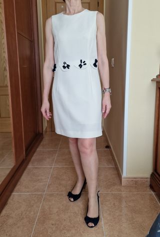 Vestido color marfil con adorno de flores