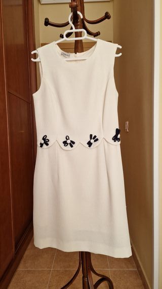 Vestido color marfil con adorno de flores