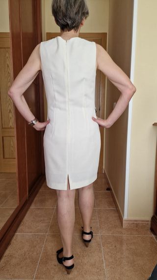 Vestido color marfil con adorno de flores