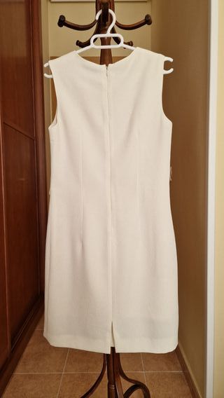 Vestido color marfil con adorno de flores