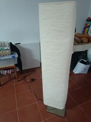 Lámpara de pie moderna beige y plateada