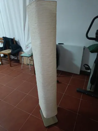 Lámpara de pie moderna beige y plateada