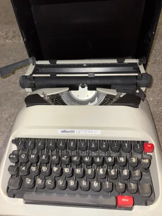 Máquina de escribir Olivetti Lettera 12