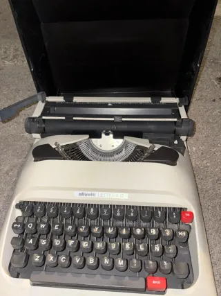 Máquina de escribir Olivetti Lettera 12