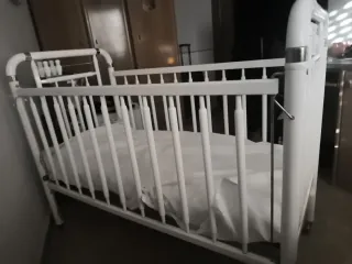 Cuna blanca para bebé