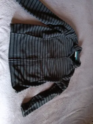 Chaqueta polar a rayas gris y negro