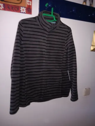 Chaqueta polar a rayas gris y negro