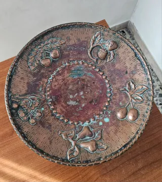 Piatto/vassoio in rame decorato, antico