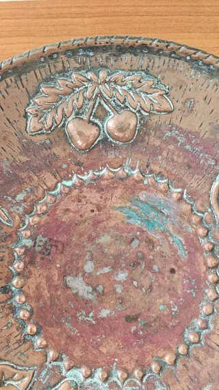 Piatto/vassoio in rame decorato, antico