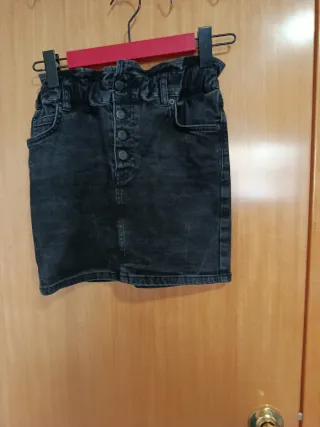 Falda vaquera negra con botones