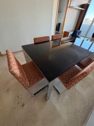 Mesa Comedor Negra Extensible + 5 Sillas Naranja