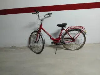 Bicicleta plegable roja vintage