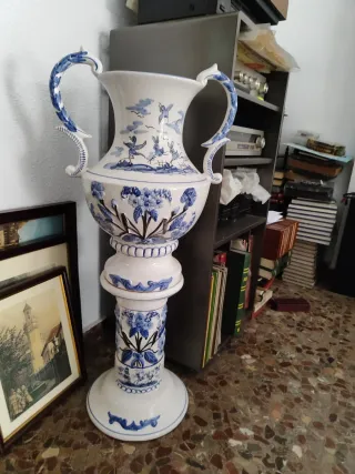 Jarrón y pie de cerámica blanco y azul