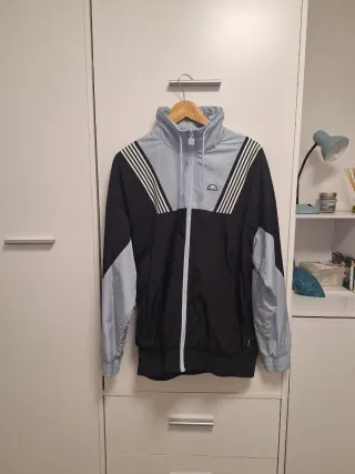Chaqueta Ellesse Negra y celeste