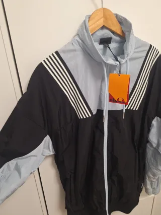 Chaqueta Ellesse Negra y celeste