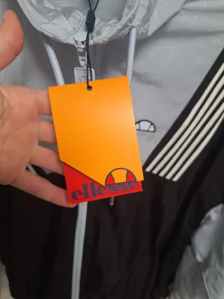 Chaqueta Ellesse Negra y celeste