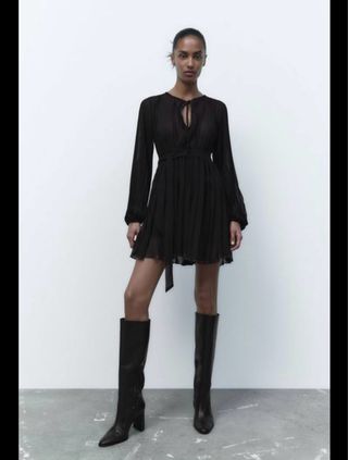 Vestido plisado Zara negro manga larga