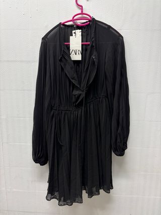 Vestido plisado Zara negro manga larga