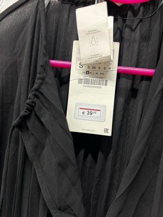 Vestido plisado Zara negro manga larga