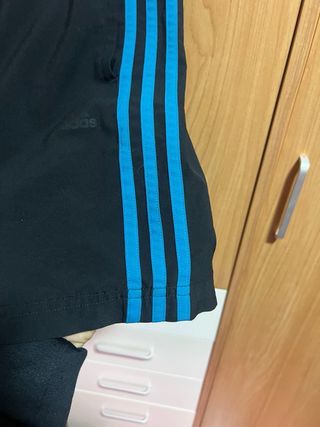 Pantalón deportivo Adidas negro y azul