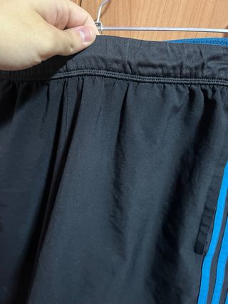 Pantalón deportivo Adidas negro y azul