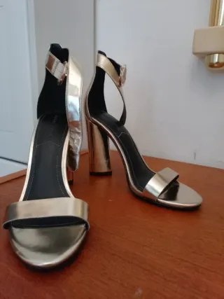 Sandali Kendall + Kylie oro tacco 10