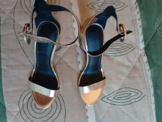 Sandali Kendall + Kylie oro tacco 10