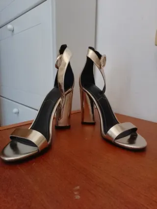 Sandali Kendall + Kylie oro tacco 10