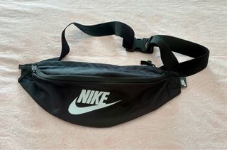 Riñonera Nike negra – logo grande – unisex