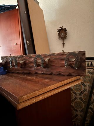 Perchero de madera con herraduras