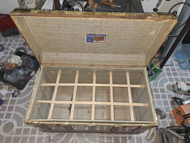 Baúl antiguo madera y metal