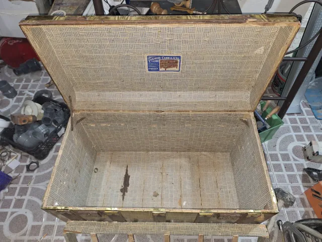 Baúl antiguo madera y metal