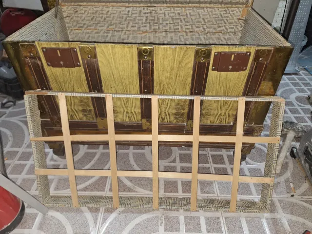 Baúl antiguo madera y metal