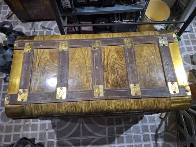 Baúl antiguo madera y metal