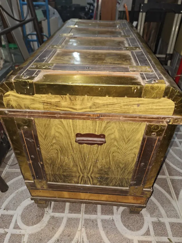 Baúl antiguo madera y metal