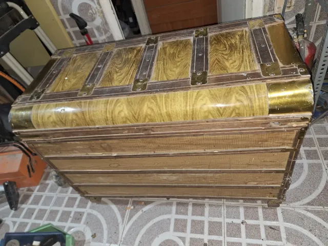 Baúl antiguo madera y metal