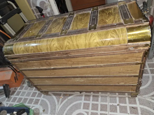 Baúl antiguo madera y metal