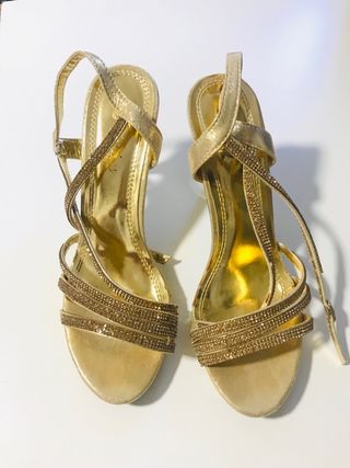 Zapatos de tacón dorados con pedrería
