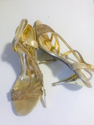 Zapatos de tacón dorados con pedrería