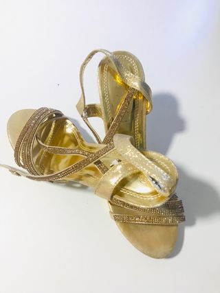 Zapatos de tacón dorados con pedrería
