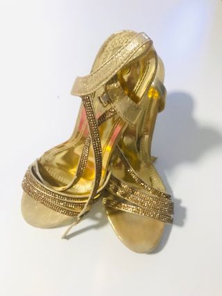 Zapatos de tacón dorados con pedrería